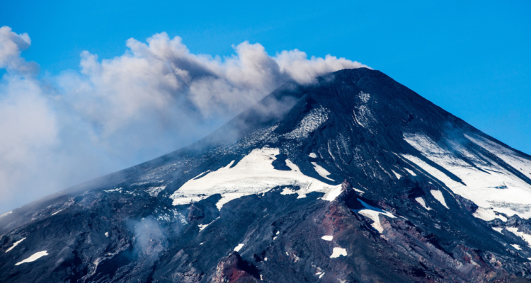 Sernageomin desmiente cambio de alerta técnica en volcán Villarrica y corrige a medio argentino