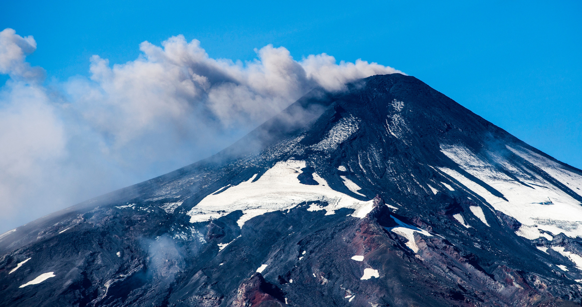 Sernageomin desmiente cambio de alerta técnica en volcán Villarrica y corrige a medio argentino