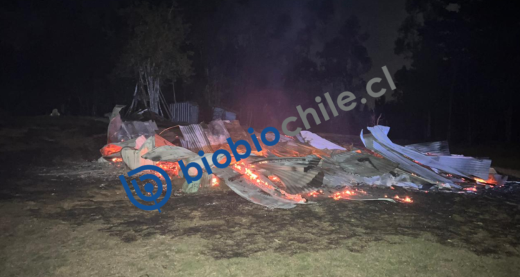 Nuevo ataque incendiario en Contulmo: queman una iglesia y una sede social en medio de disparos
