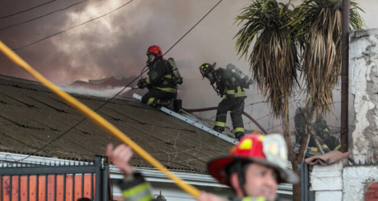 Tres casas incendiadas fue el resultado de un incendio estructural ocurrido la madrugada de este domingo en la población Montedónico en Valparaíso.