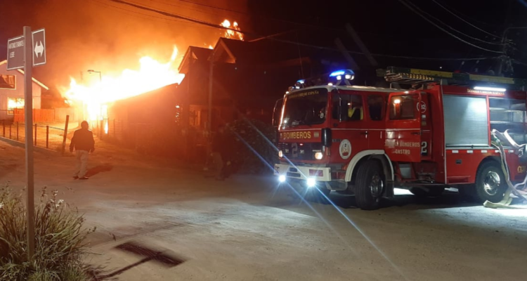Una cabaña destruida y otra con daños parciales dejó un incendio registrado al sur de Castro