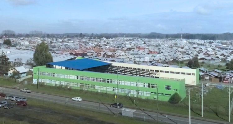 Funcionarios del colegio The Mission College inician paro indefinido en Osorno