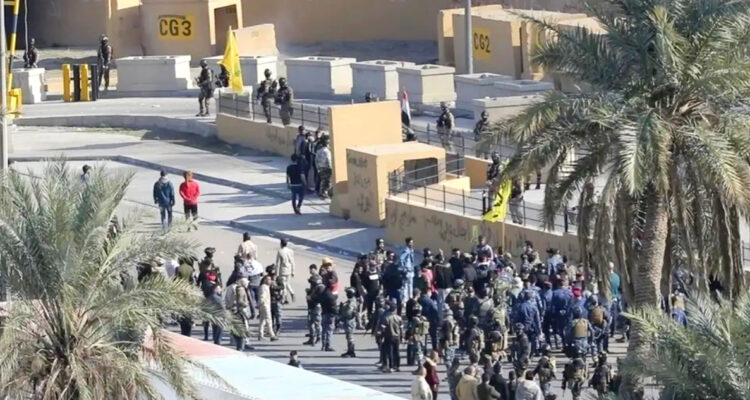 disparan cohetes hacia embajada de eeuu en irak