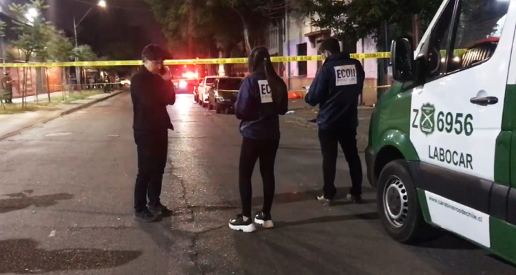 Fiscalía y Labocar trabajan para esclarecer un doble homicidio en Santiago centro.