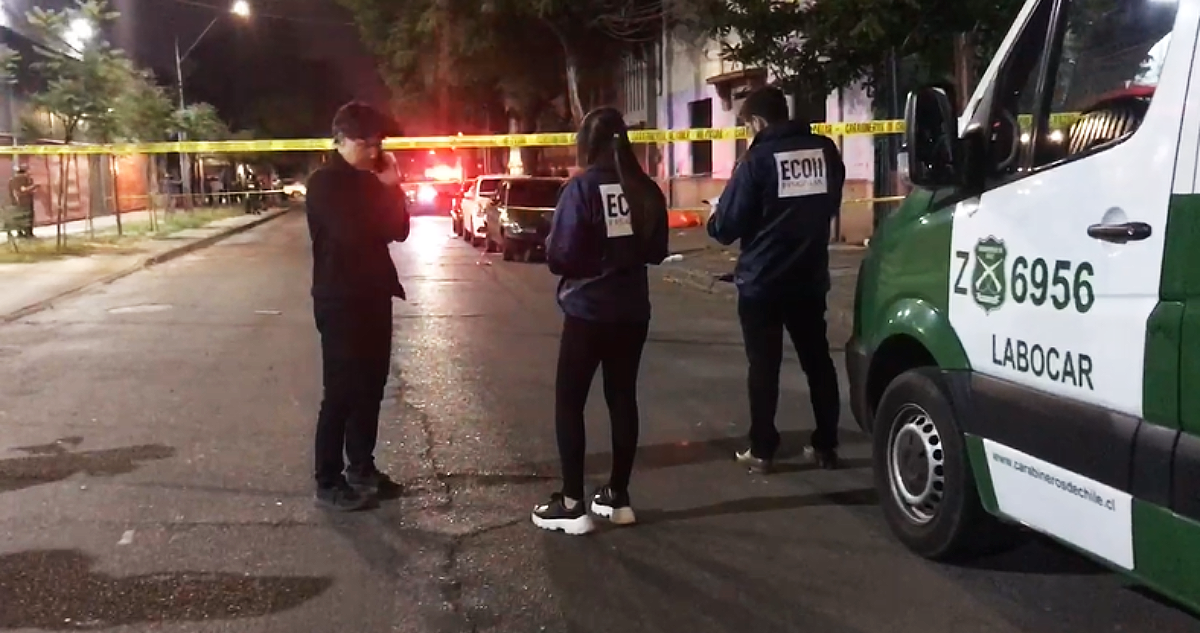 Fiscalía y Labocar trabajan para esclarecer un doble homicidio en Santiago centro.