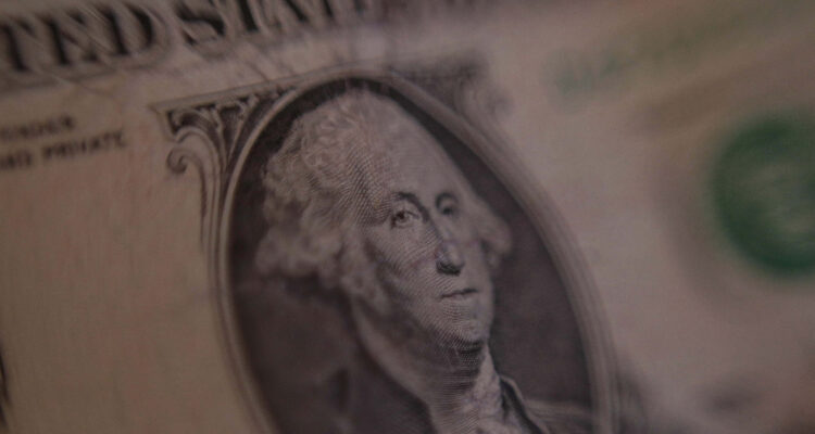 Dólar escala más de $10 en sus movimientos de apertura y cobre se ve golpeado por perspectiva de China