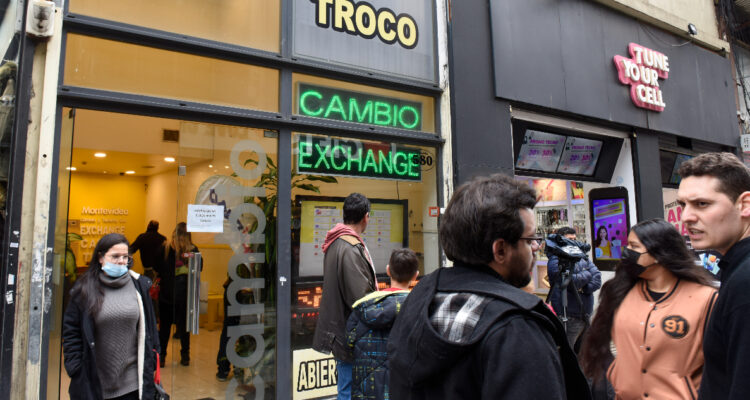 El dólar blue muestra alzas en Argentina luego del anuncio de las medidas económicas de shock de Milei