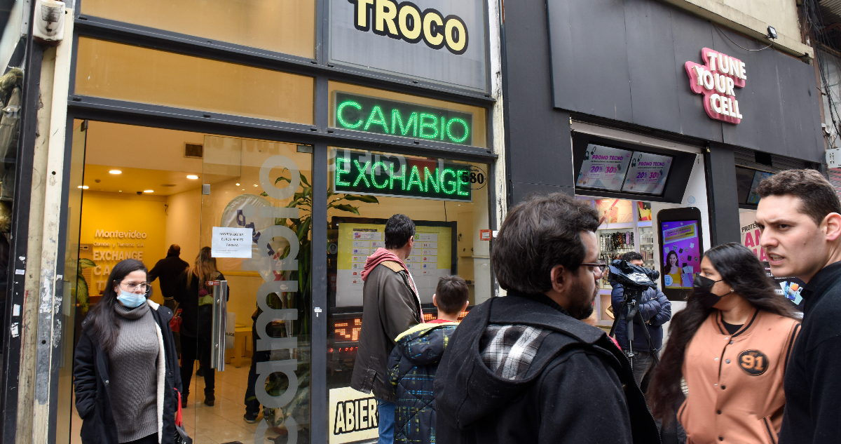El dólar blue muestra alzas en Argentina luego del anuncio de las medidas económicas de shock de Milei