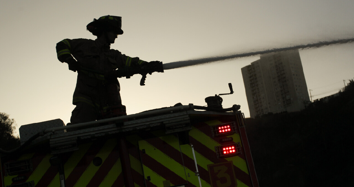 Dos personas mueren tras incendio que afectó a viviendas en Estación Central