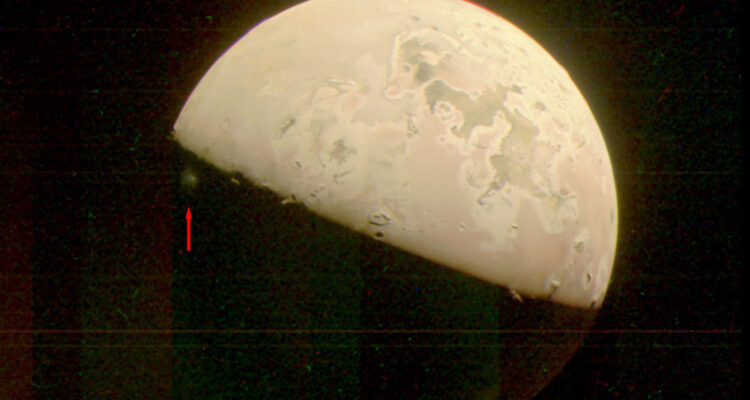 Misión espacial Juno reveló nueva imagen de un volcán activo en la luna Io de Júpiter