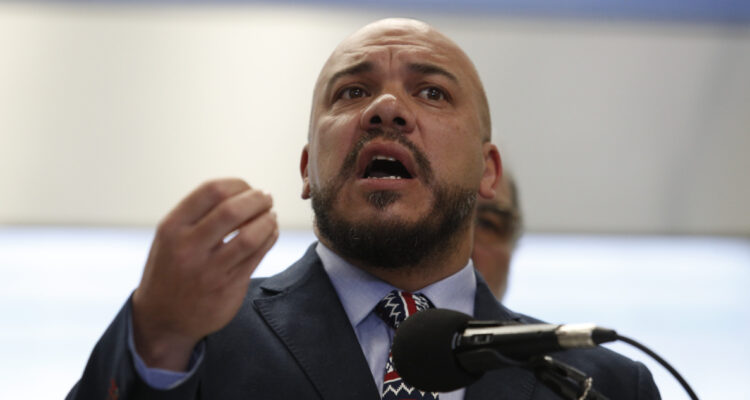 Gobierno califica como “comercio ilícito” la venta ambulante de cerezas en sector oriente de la RM