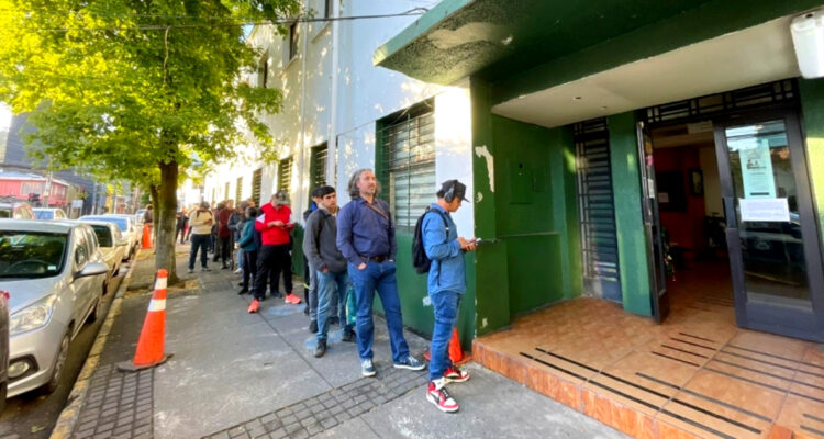 electores-hacen-larga-fila-para-excusarse-del-plebiscito-2023-en-concepcion