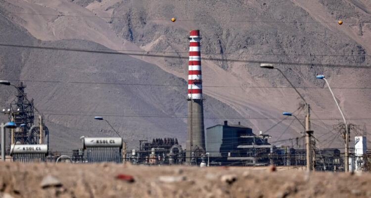 Archivo de la chimenea de la planta de Fundición Hernán Videla Lira en el sector de Paipote.