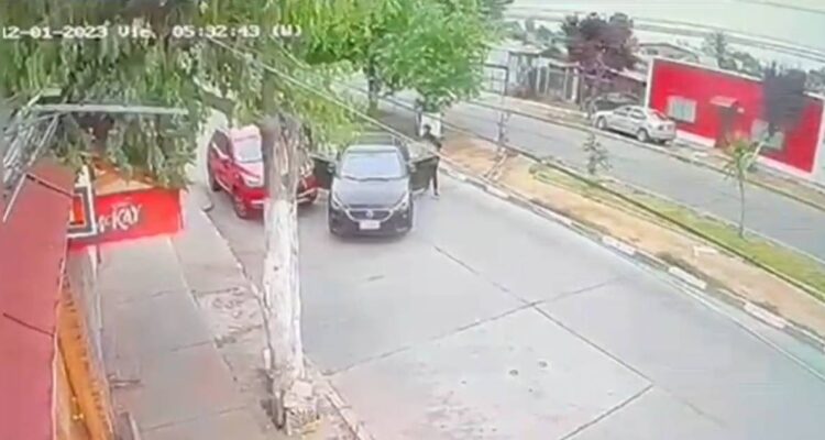 Cámaras registran violenta encerrona a conductor en Quinta Normal: lo amenazaron con armas de fuego