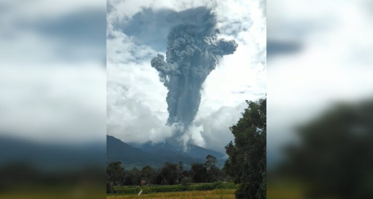 Así fue la erupción del volcán Merapi en Indonesia: hay al menos 11 alpinistas muertos