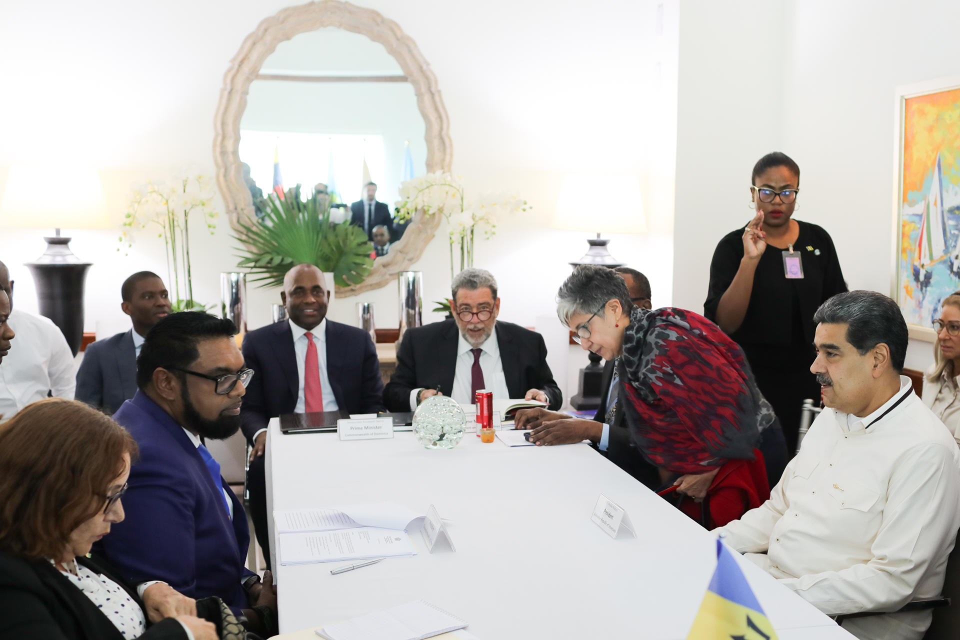 Nicolás Maduro (d), durante su reunión con el mandatario de Guyana, Irfaan Ali (2i)
