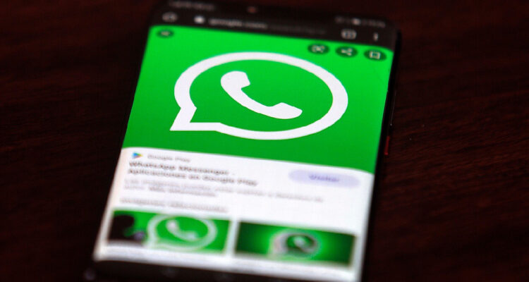 Un celular con el logo de WhatsApp en la pantalla