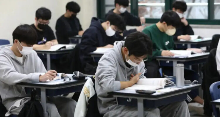 Estudiantes surcoreanos demandan a gobierno porque su examen terminó 90 segundos antes