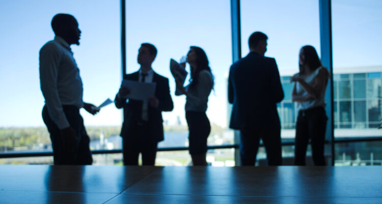 Compatibilidad con la vida personal y sueldo: estudio de IST revela prioridades de los trabajadores