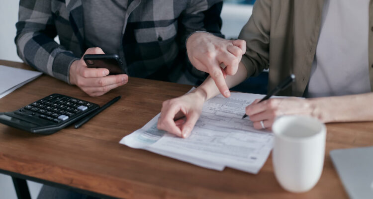 Un hombre y una mujer calculando deudas