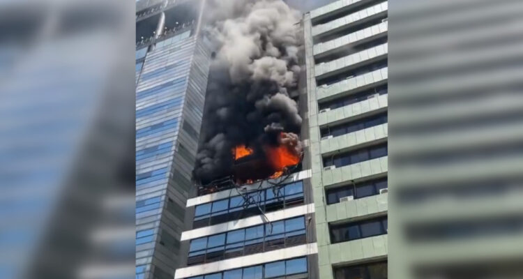 Reportan fuerte explosión e incendio en edificio cercano al Ministerio de Trabajo en Argentina