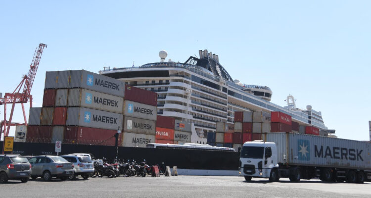 Fotografía que muestra una vista general, de la Zona portuaria de la ciudad de Buenos Aires (Argentina)