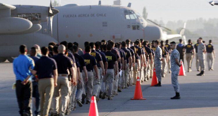 Concretan expulsión de 23 extranjeros en avión de la FACh: migrantes fueron llevados a Perú y Colombia