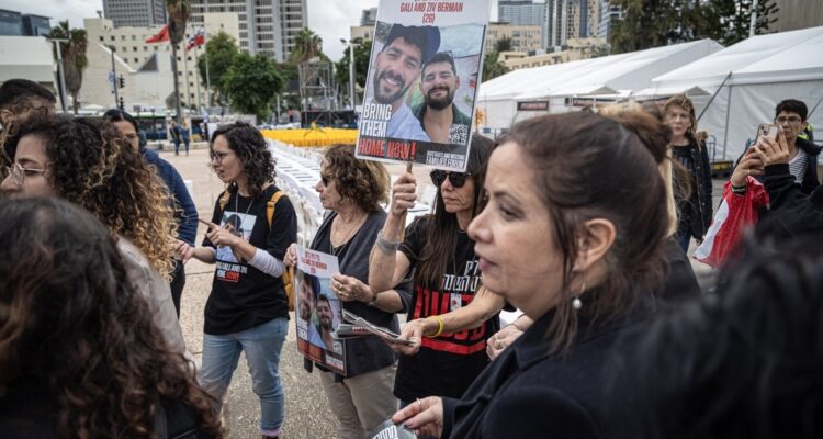 Exrehenes de Hamás protestan en Israel para exigir rescate de otras 132 personas