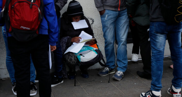 Extranjeros residentes en Chile llegaron a los 1,6 millones en 2022: 6,6% está en situación irregular