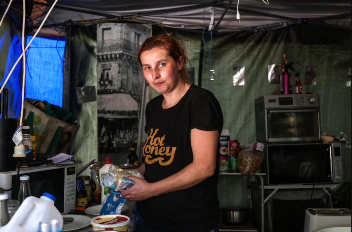 Samantha, una australiana con sus dos hijos y esposo que viven en un campamento