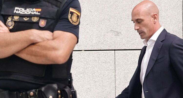 FIFA oficializa sanción a Luis Rubiales por beso a Jenni Hermoos