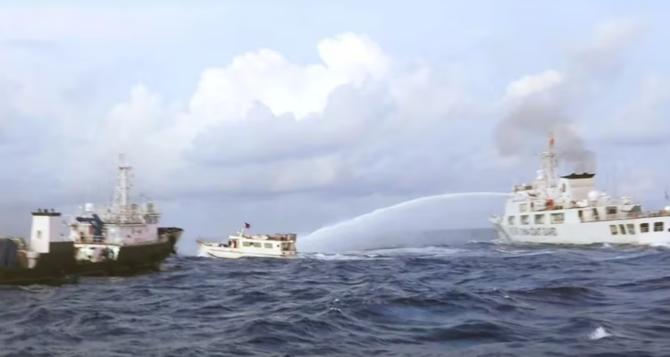 Guardia Costera china (d) disparando un cañón de agua contra un barco operado por la Armada de Filipinas