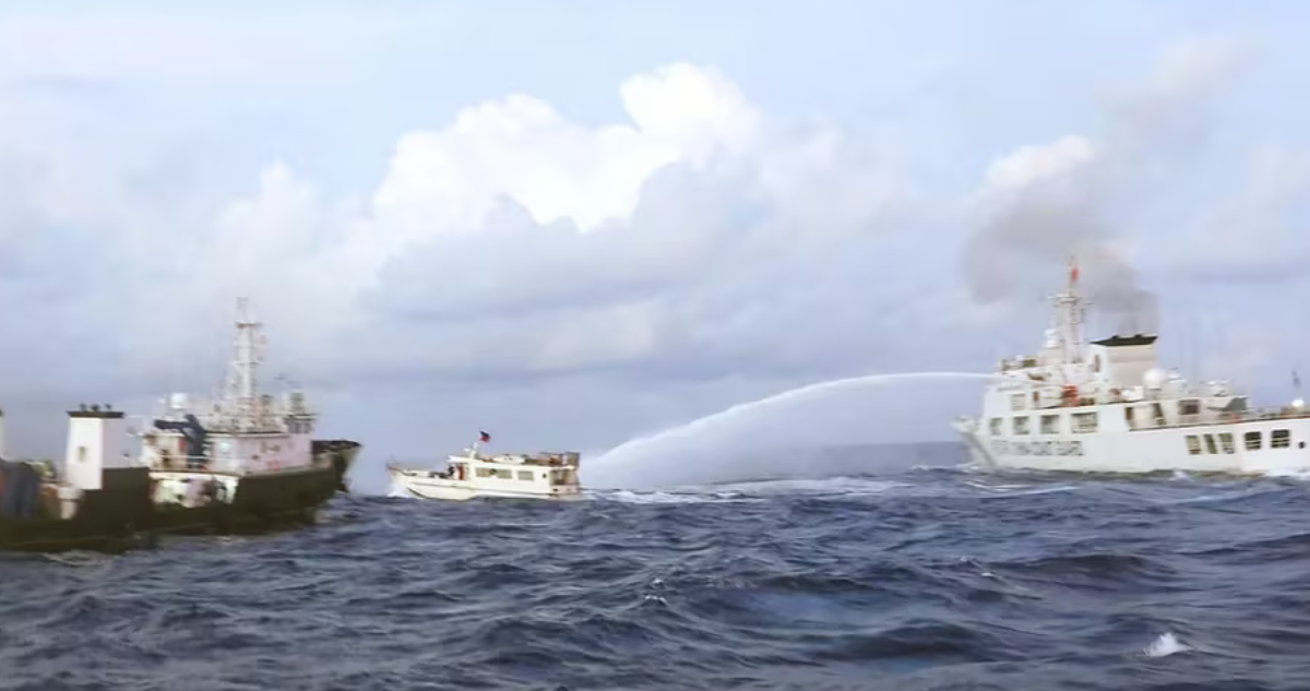 Guardia Costera china (d) disparando un cañón de agua contra un barco operado por la Armada de Filipinas