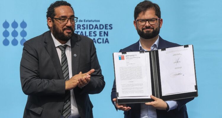 “Nos demoramos, pero llegamos”: Boric firma decreto para que universidades estatales cambien estatutos