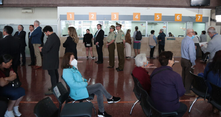 Personas esperando para ser atendidas en una sucursal bancaria