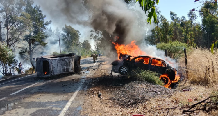 Tragedia vehicular en Santo Domingo: colisión frontal deja 3 muertos y provoca incendio forestal