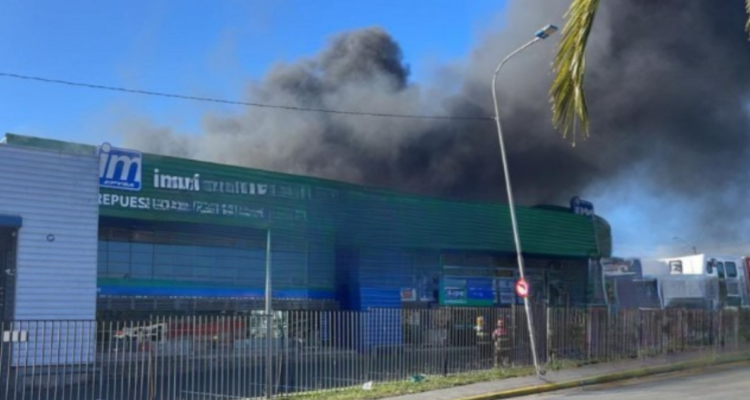 Incendio de grandes proporciones afecta a bodega en Valle Escondido de Paicaví en Concepción