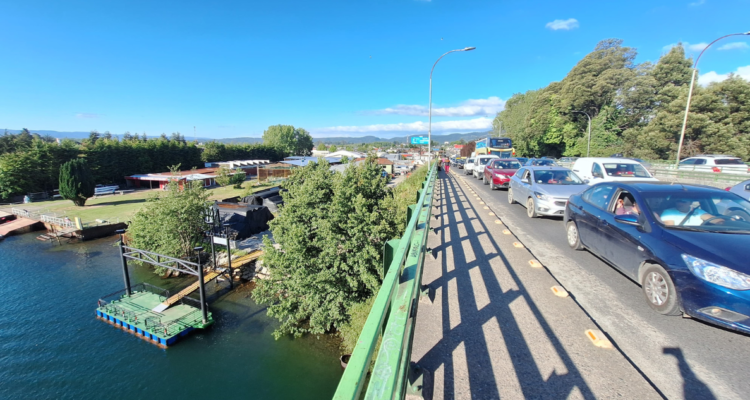 Hombre muere tras lanzarse desde puente en Valdivia: habría protagonizado robo