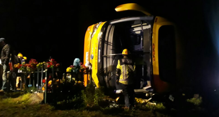 Cruz del Sur deberá pagar cerca de $70 millones a 17 personas por volcamiento de bus en Chonchi