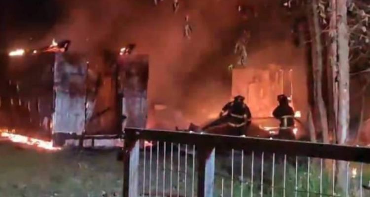 Imagen de ataque incendiario a bodega en Fundo Chillán en La Araucanía.