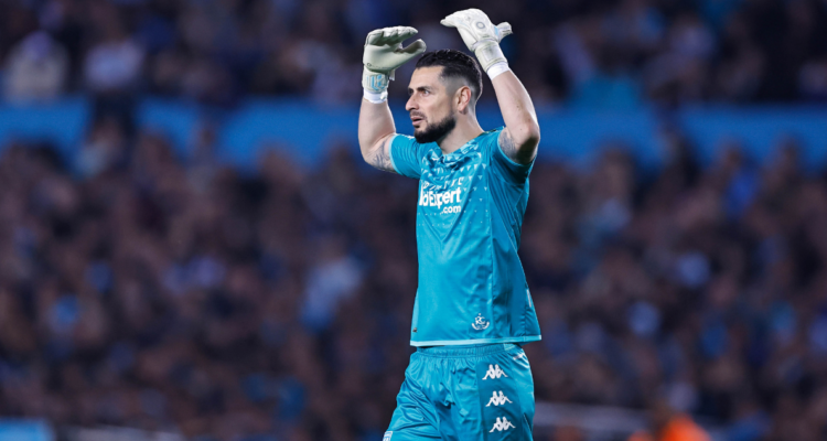 En Argentina alejan a Gabriel Arias de Racing y lo perfilan en la Universidad de Chile.