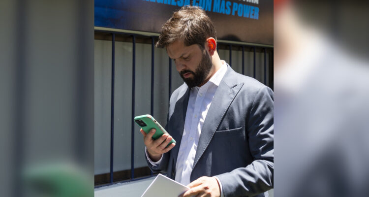 Unos lo valoran, a otros preocupa privacidad: Anuncio de Boric sobre secreto bancario divide opiniones