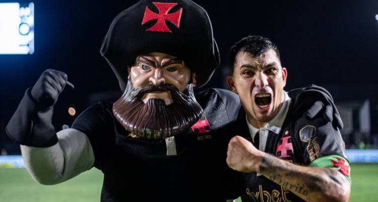 Gary Medel celebra su permanencia en la Primera División del Brasileirao junto a Vasco Da Gama.