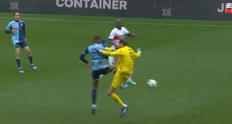 Gianluigi Donnarumma fue expulsado en duelo de PSG ante Le Havre.