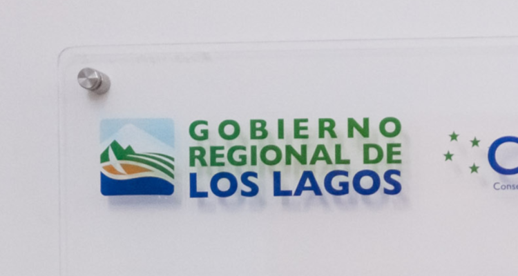 Imagen que muestra el logo del Gobierno Regional de la región de Los Lagos. El texto de la imagen es “GOBIERNO REGIONAL DE LOS LAGOS”.
