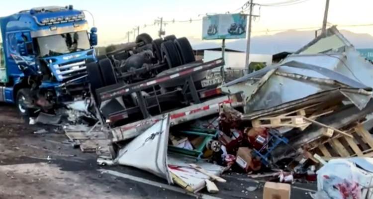 Dos camiones y un auto protagonizan grave accidente en Ruta 5 altura San Bernardo
