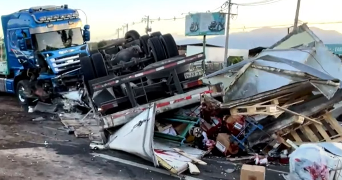 Dos camiones y un auto protagonizan grave accidente en Ruta 5 altura San Bernardo