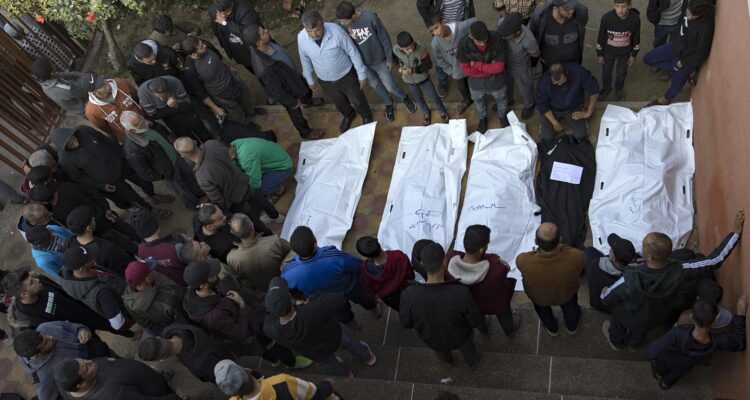 Familiares de palestinos se reúnen cerca de sus cuerpos en el Hospital Nasser en Khan Yunis