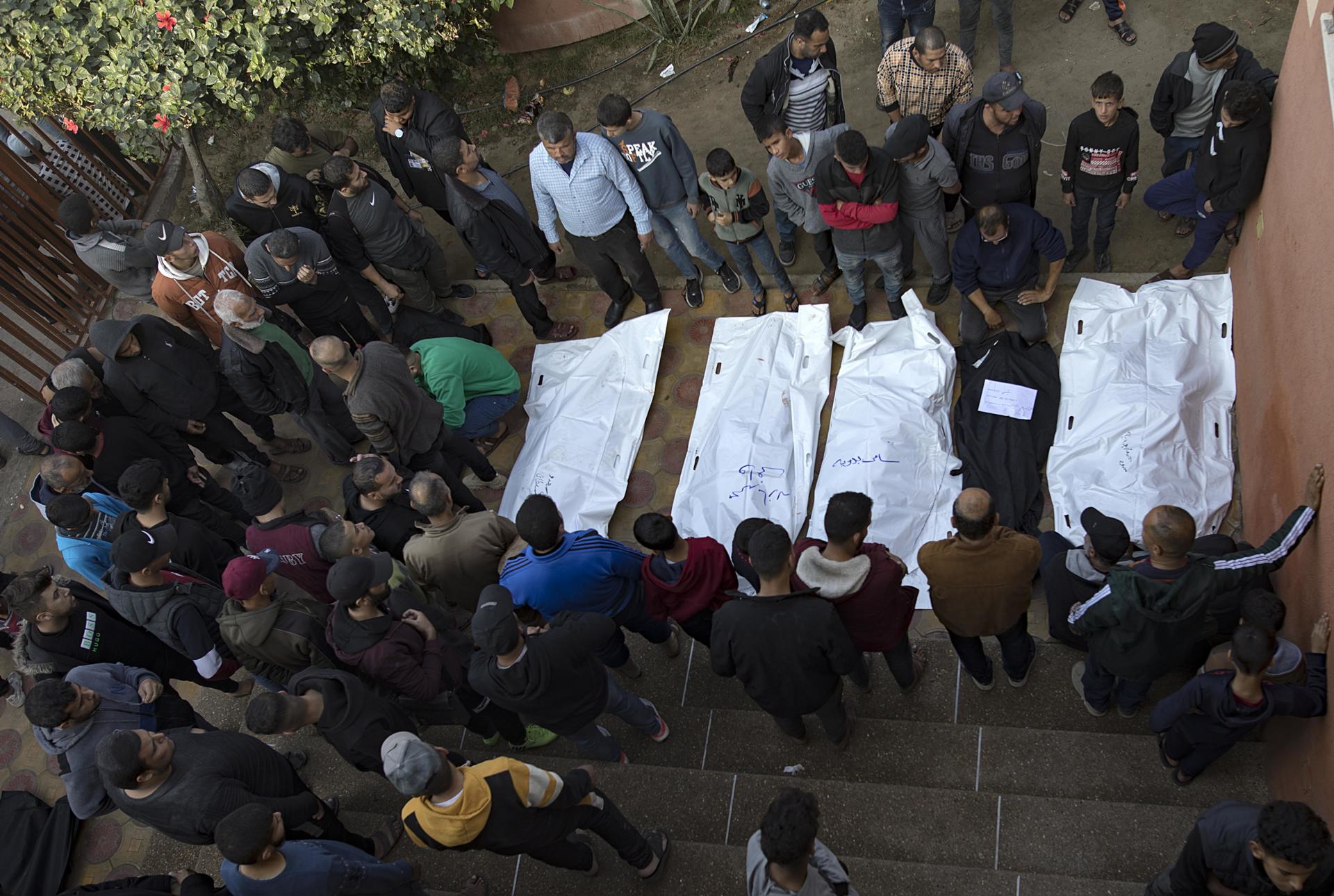 Familiares de palestinos se reúnen cerca de sus cuerpos en el Hospital Nasser en Khan Yunis