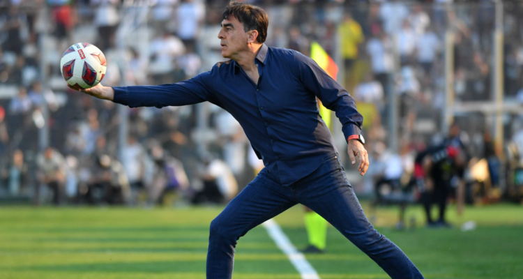 Gustavo Quinteros es seguido de cerca por un potente equipo argentino.